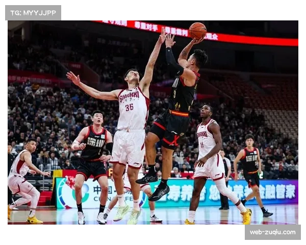 深圳马可波罗对阵上海久事，沈梓捷与王哲林内线对决